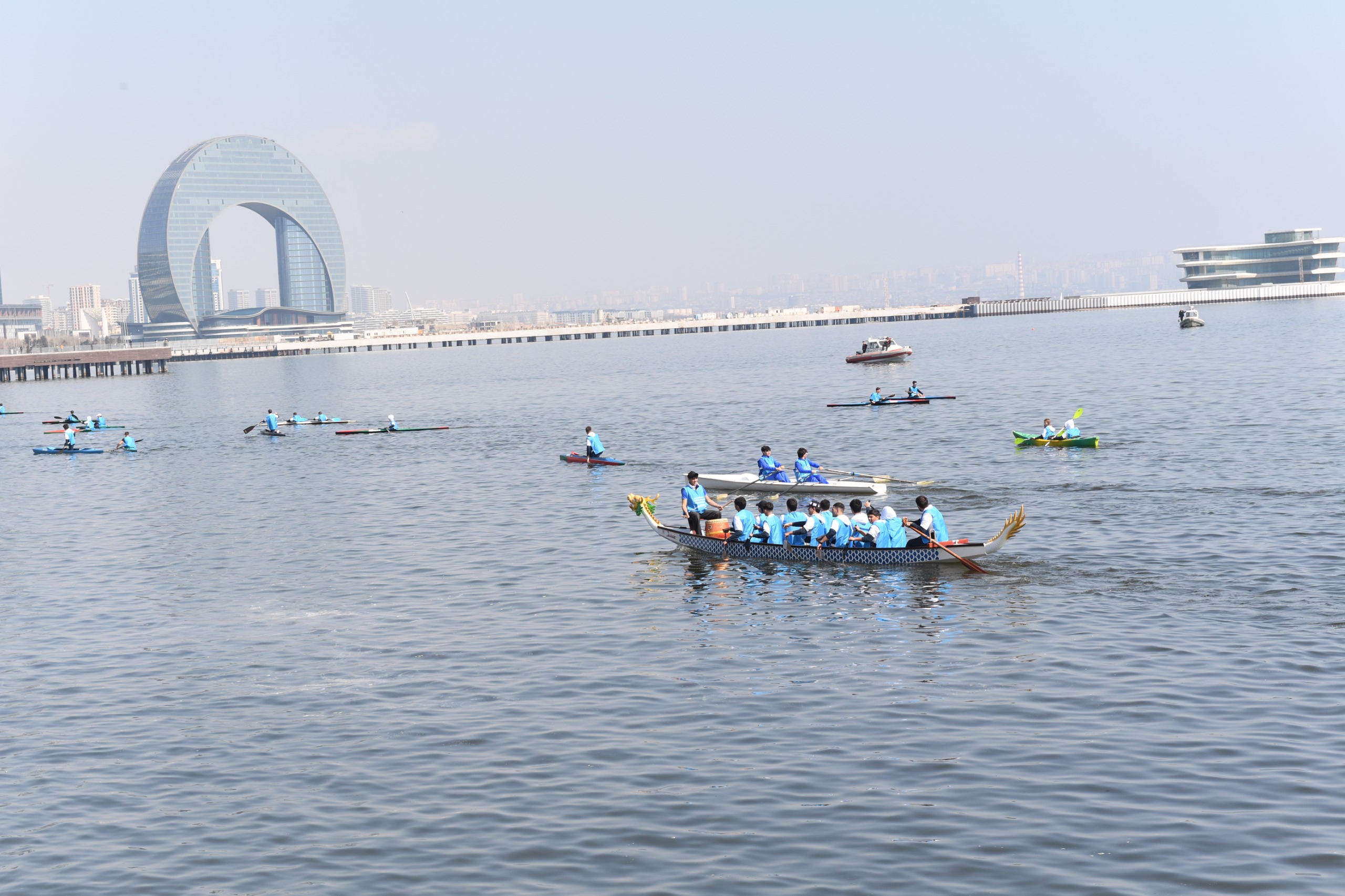 Bakıda Xəzərin suları avarçəkmə və yelkənli qayıqlarla bəzəndi (FOTO)